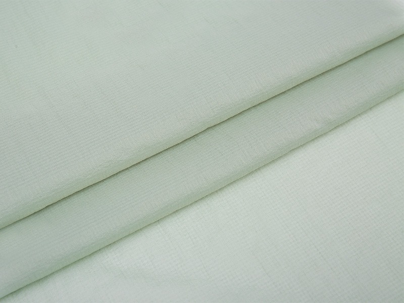 Comment l'entrée en polyester améliore-t-elle le confort des vêtements par la respirabilité?